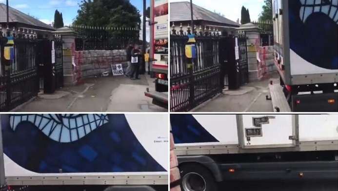 Со камион се заби во руската амбасада во Даблин додека присутните сканадираа со одобрување