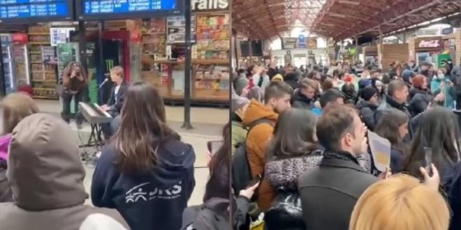 Том Одел чија песна стана симбол на отпорот во Украина им пееше на украинските бегалци на романска железничка станица