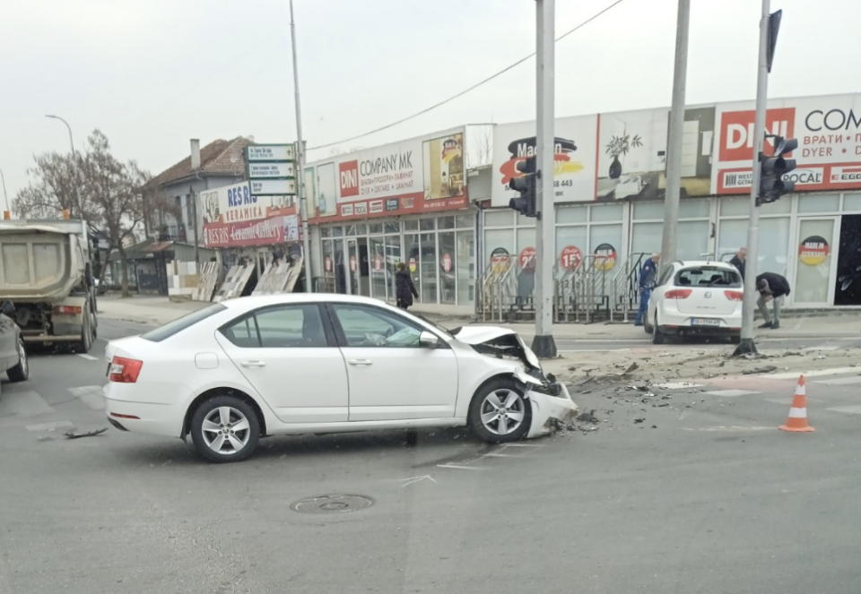 Судир со полициско возило во Сарај, тројца повредени