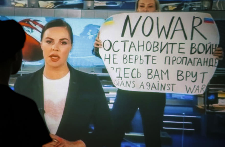 Уредничката која на руска телевизија протестираше против војната, дала отказ и одбила азил
