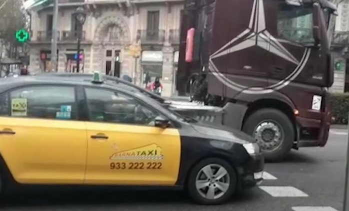 Таксистите од Барселона на протест поради цените на горивото: Ем е прескапо, ем го нема на бензинските пумпи