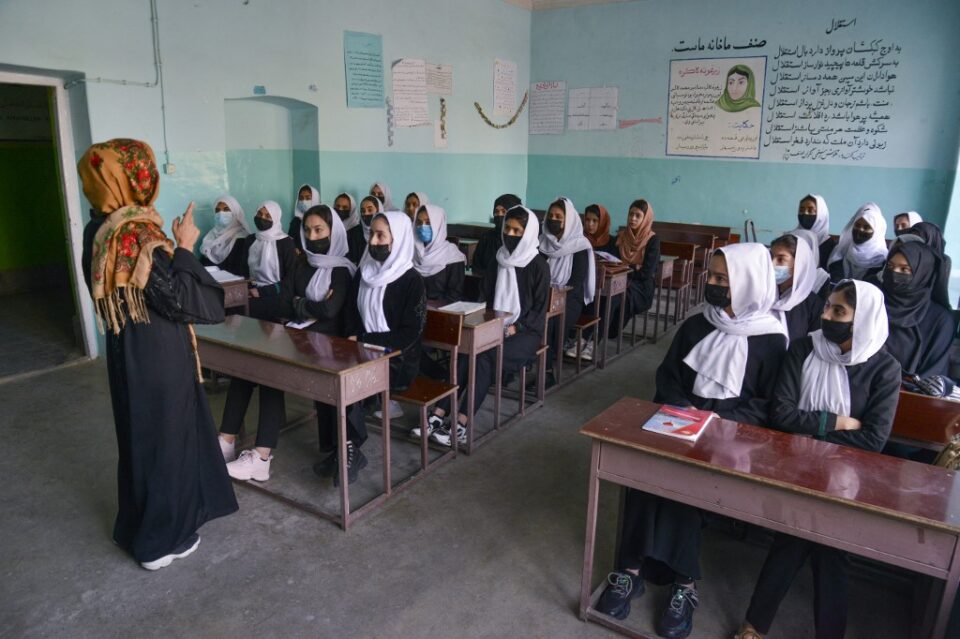 Талибанците ги затворија училиштата за девојчиња само неколку часа откако ги отворија