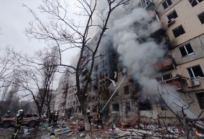Вака изгледа зграда во Киев по руски ракетен напад