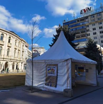 Поставен шатор за собирање хуманитарна помош за Украина на Плоштад Македонија