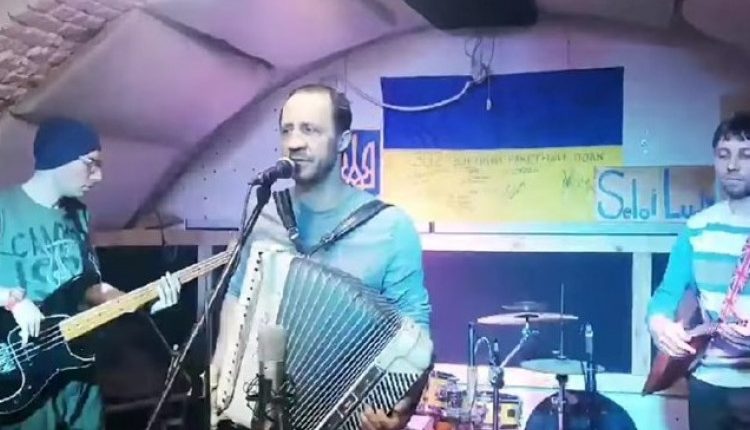 Украинскиот бенд „Село и Луди“ ги објавуваат своите настапи во живо од засолништето за да ги поддржи луѓето во својата земја