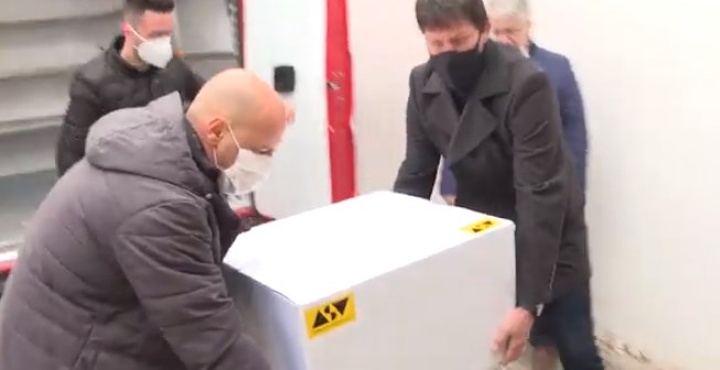 Митева: ВМРО-ДПМНЕ ли ги креираше оние редици на возила коишто заминуваа да бараат вакцини во Србија?