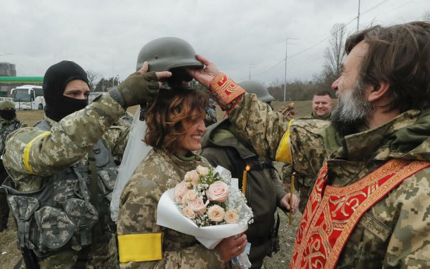Љубов во време на војна: Украински војници се венчаа на фронтот