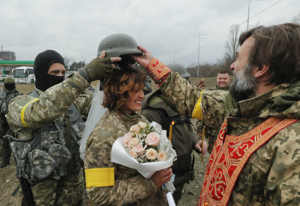 Љубов на киевскиот фронт: Лесија и Валериј се венчаа пред бога и пред рускиот нишан