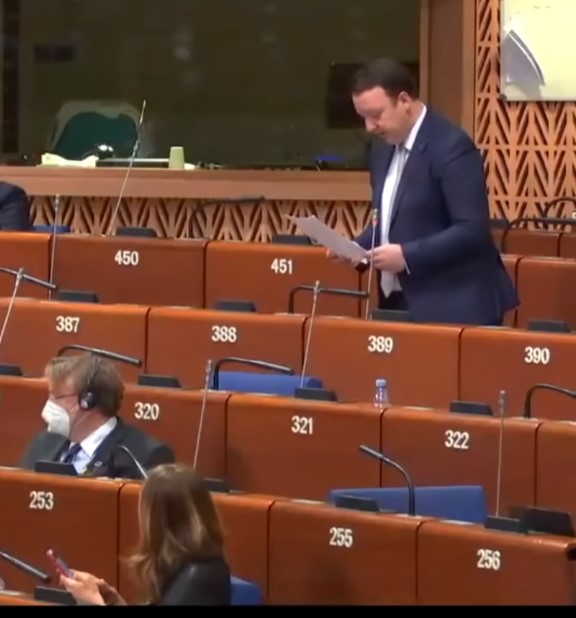 Захариева остана запрепастена, а сите во салата дадоа аплауз по говорот за Македонците во Стразбур