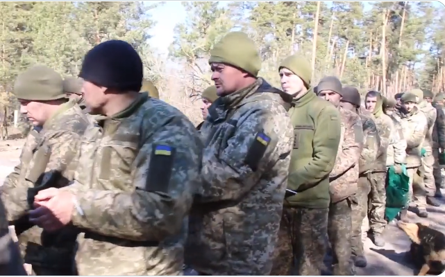 Објавена снимка од украински војници кои масовно се предаваат во близината на Киев