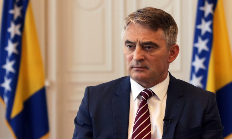 Комшиќ бара од ЕУ итно да одобри кандидатски статус за БиХ затоа што земјата ги прифатила европските санкции за Русија