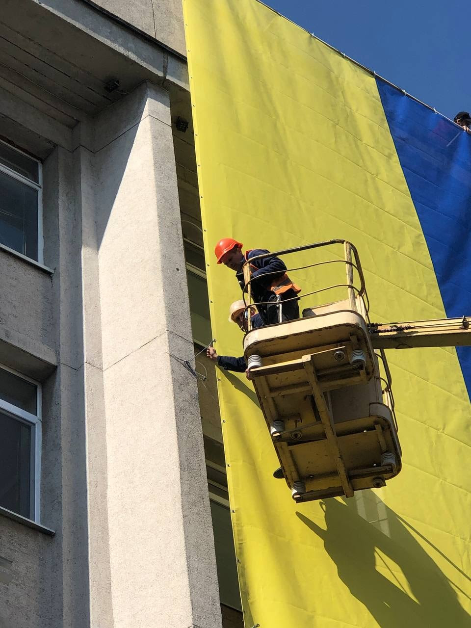 Украинското знаме подигнато во Херсон, градот окупиран од Русија