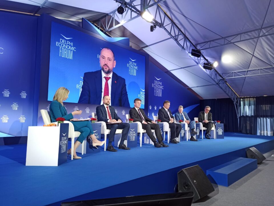 Битиќи на Делфи форумот: За жал, сѐ уште на Западен Балкан мешаме политика во економија и на тоа треба да работиме