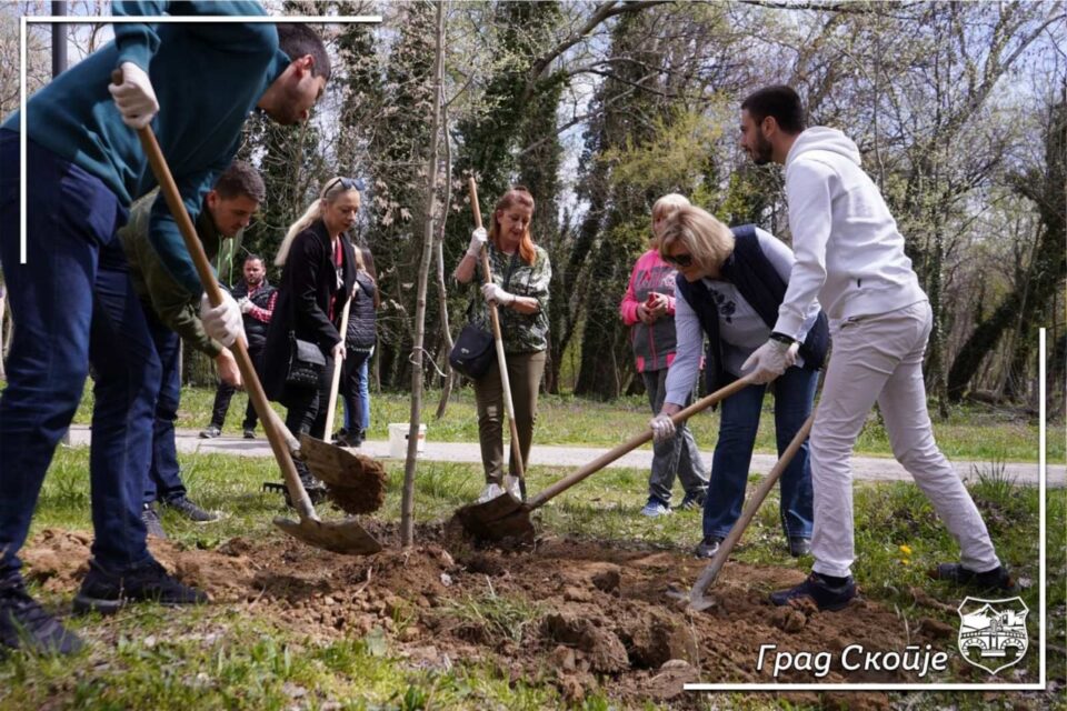 Еколошката акција за зазеленување во Сарај од советниците и градоначалничката на Град Скопје