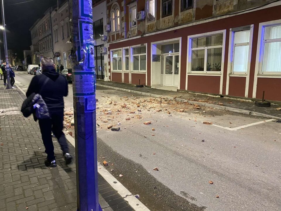 Граѓаните на Требиње, Зеница, Мостар и Сараево во паника излегоа на улица