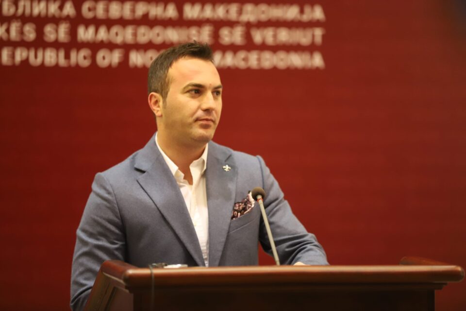 ДУИ: Коалицијата ВМРО, Левица, Алијанса и Беса ја суспендираа двојазичноста во Скопје