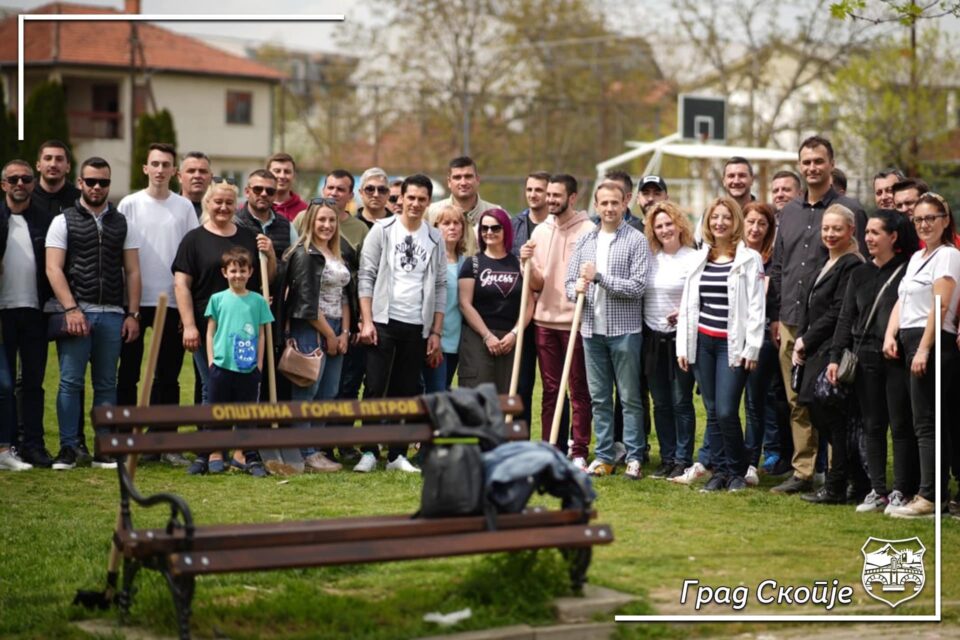 Еколошката акција за зазеленување во Ѓорче Петров од советниците и градоначалничката на Град Скопје
