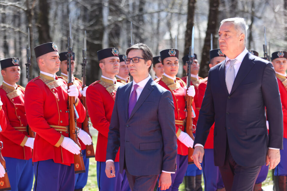 Пендаровски со највисоки државни и воени почести пречекан од претседателот на Црна Гора, Мило Ѓукановиќ