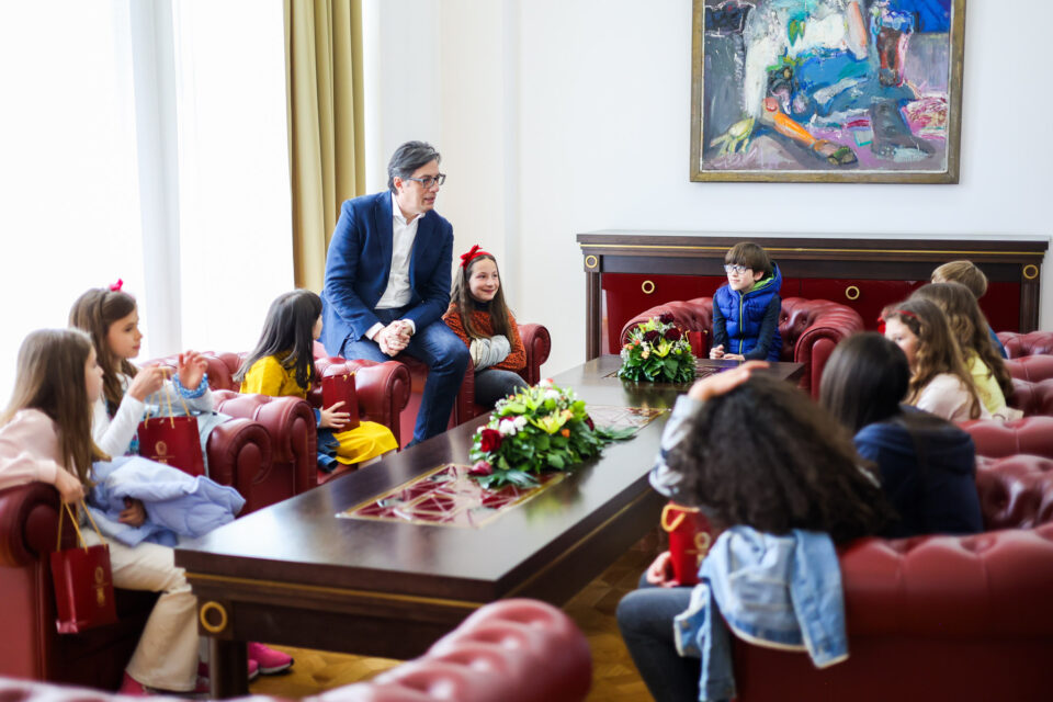 Ученици од ООУ „Киро Глигоров“ од Скопје го посетија Кабинетот на Претседателот Стево Пендаровски