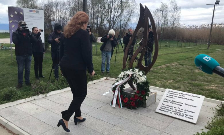 Јотова положи цвеќе на споменикот на бугарските туристи во Охрид