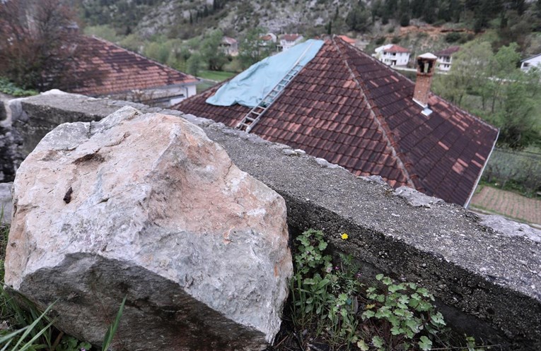 При земјотресот во БиХ, огромно парче карпа паднало на кровот од куќата во која живеела 27-годишната Елмира