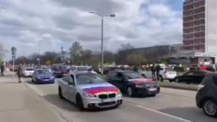 Масовни колони возила со руски знамиња во Берлин изразија поддршка за Русија
