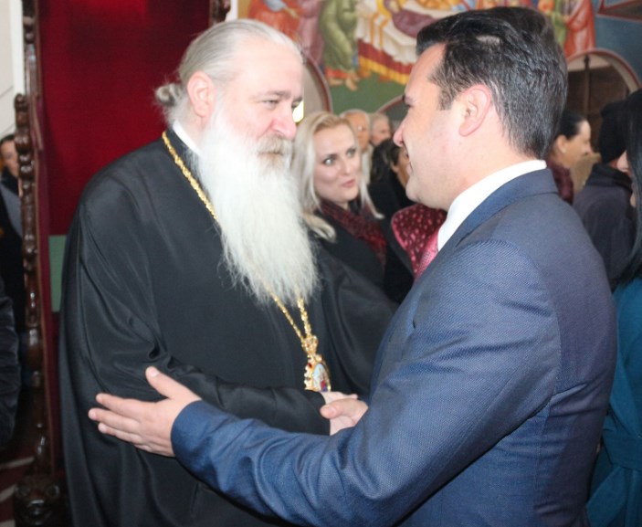 Бугарскиот епископ кој вели дека Македонци не постојат во срдечна прегратка со Заев