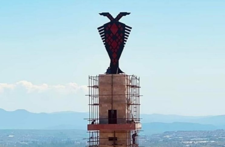 Пендаровски: Ако го тргнеме споменикот од Слупчане, дајте да ги тргнеме и овие од плоштад