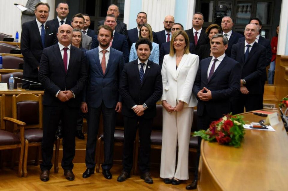 Новата црногорска влада ќе ја води Дритан Абазовиќ, прв Албанец на највисоката извршна функција во Подгорица