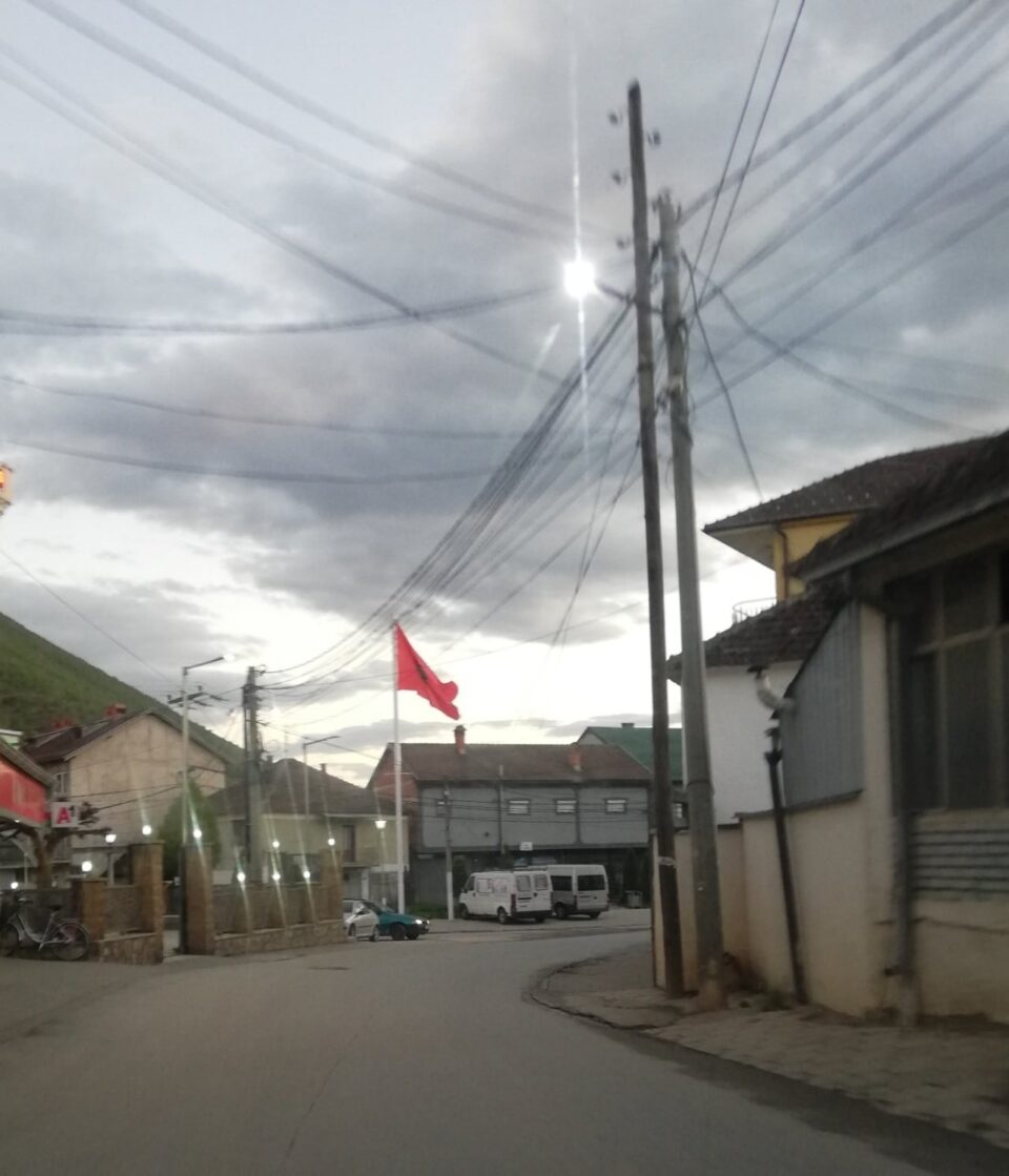 Aлбанското знаме во Форино е провокација и доказ за беззаконието кое владее во оваа држава