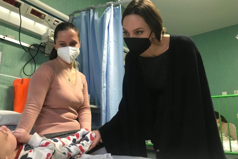 Анџелина Џоли ги посети украинските деца во болница во Рим