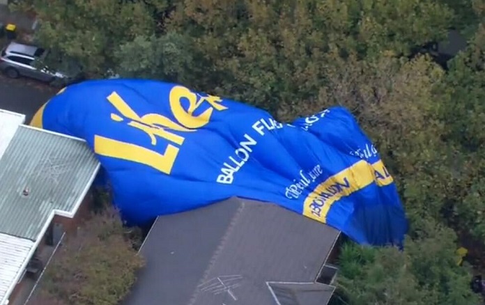 Балон на топол воздух со 12 луѓе принудно слетал врз две куќи во Мелбурн
