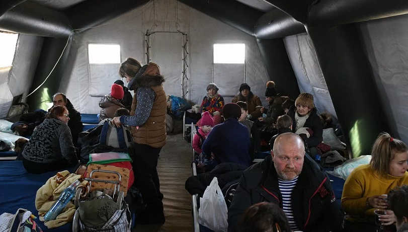 Руските сили евакуирале речиси 500 луѓе од Мариупол, меѓу кои имало десетици деца