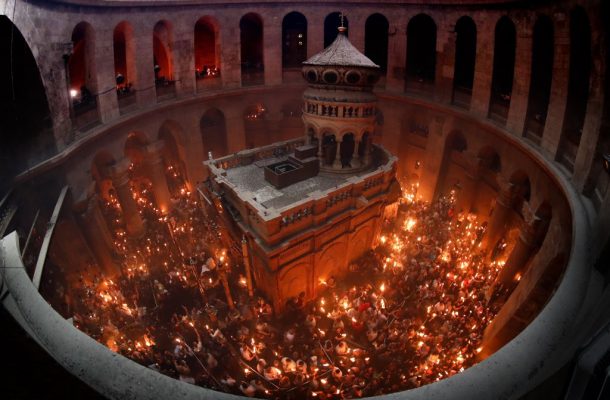 Благодатниот оган се појави во Светиот гроб во Ерусалим