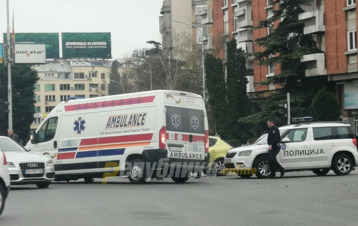 Возило на Брза помош учествуваше во судар во центарот на Скопје