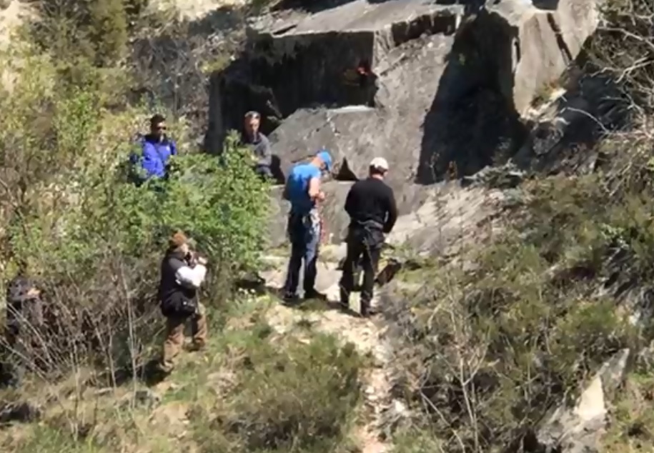 Стојанче Ангелов се качува на нестабилната карпа на Матка