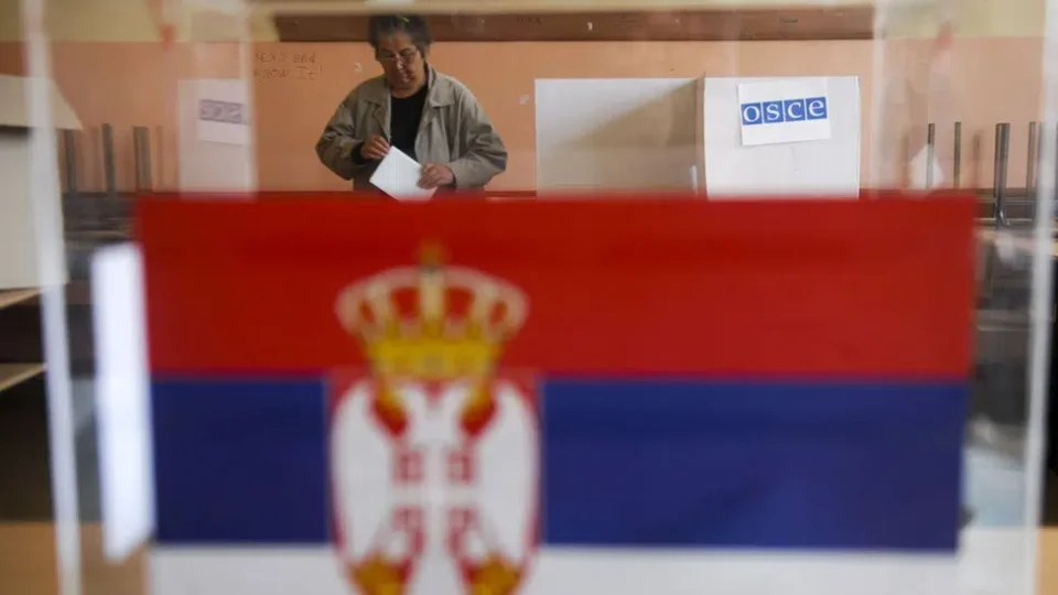 Избори во Србија: Членови на избирачки одбор си размениле шлаканици