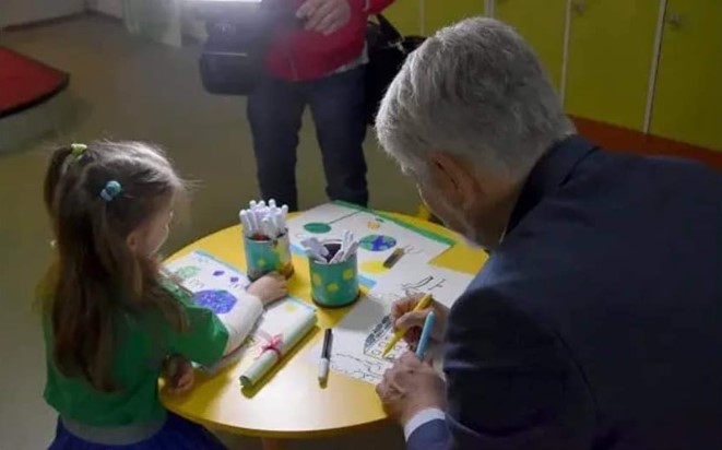 Градоначалникот Јакимовски црташе заедно со децата од градинката во Карпош