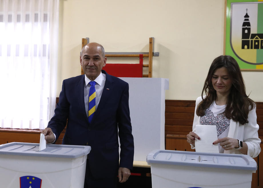 Излезни анкети: На парламентарните избори во Словенија убедливо води партијата на Роберт Голоб
