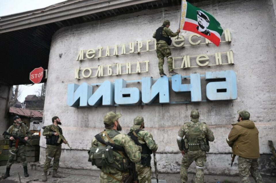 Руските војници го слават освојувањето на железарата „Илич“ во Мариупол
