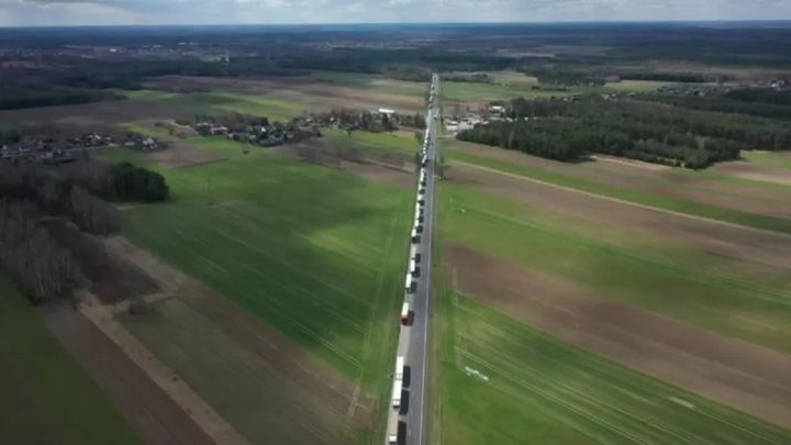 Колона од руски камиони долга 80 километри заглави на граница во обид да ја напушти ЕУ поради санкциите