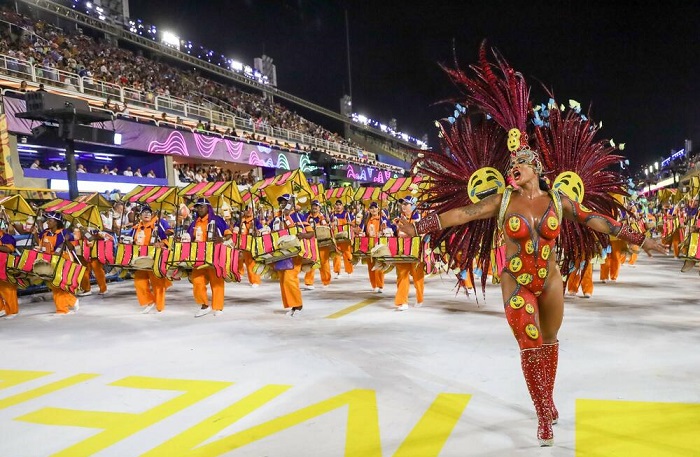 По двегодишна пауза се враќа карневалот во Рио, градоначалникот му ги предаде клучевите од градот на „Кралот Мому“