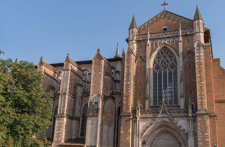 Маж оставил бомба во катедрала во Франција