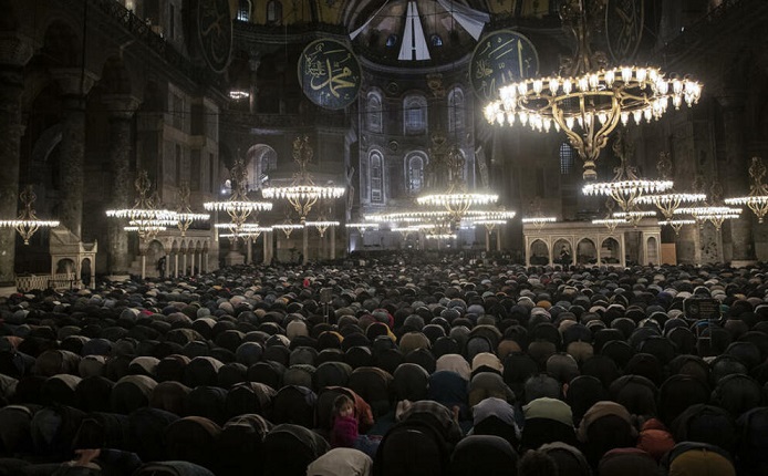 Првпат по 88 години се одржа ноќна Рамазанска молитва во Аја Софија
