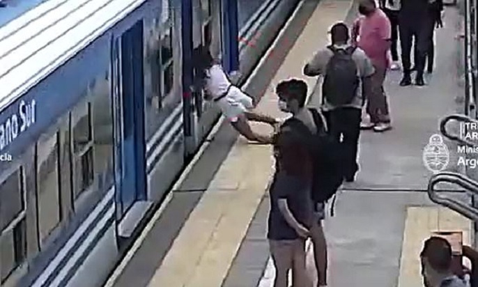 Жена падна под воз во движење, но некако остана жива (вознемирувачко видео)