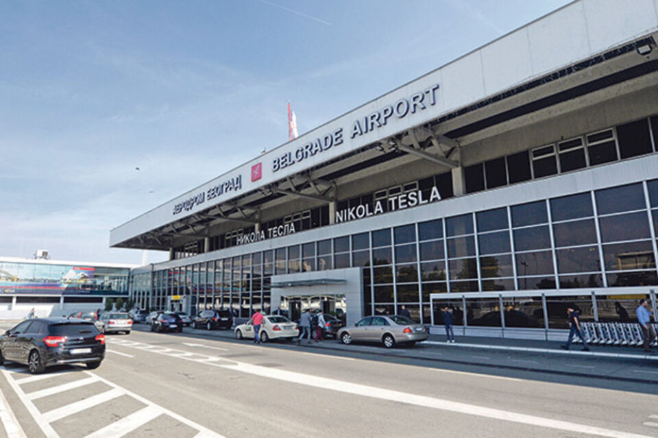 Аеродромот во Белград повторно е евакуиран поради дојава за бомба