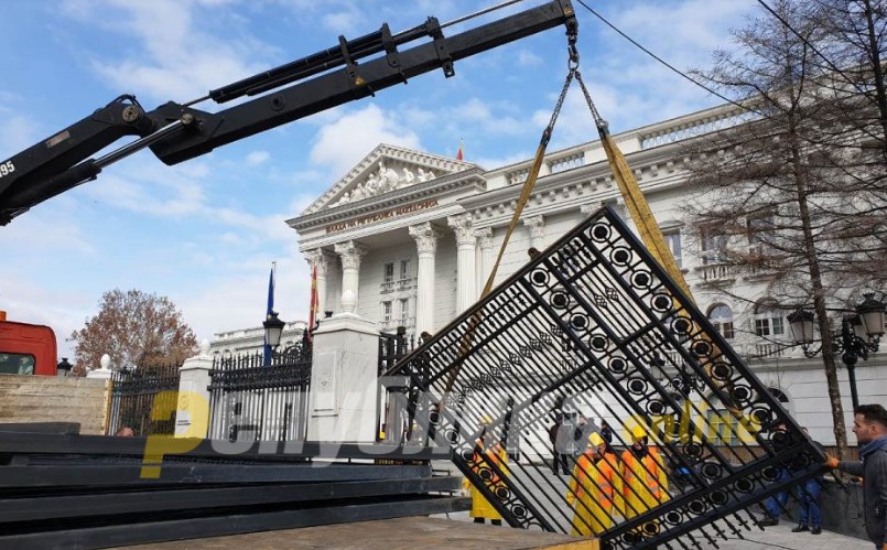 Владата одлучи да се врати оградата околу владината зграда