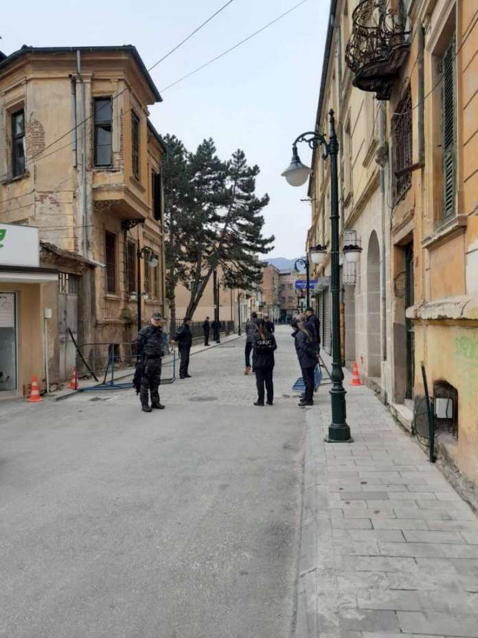 Битола врие од полиција, затворен дел од Широк сокак, дуќанџиите од улицата кај бугарскиот клуб бесни што и тие немаат пристап