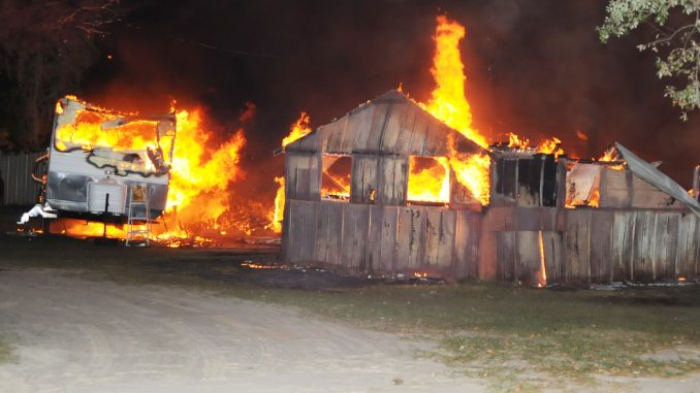 Скопјанец си ја запалил куќата, изгорела до темел: Пожарот зафатил и друга куќа и дуќан