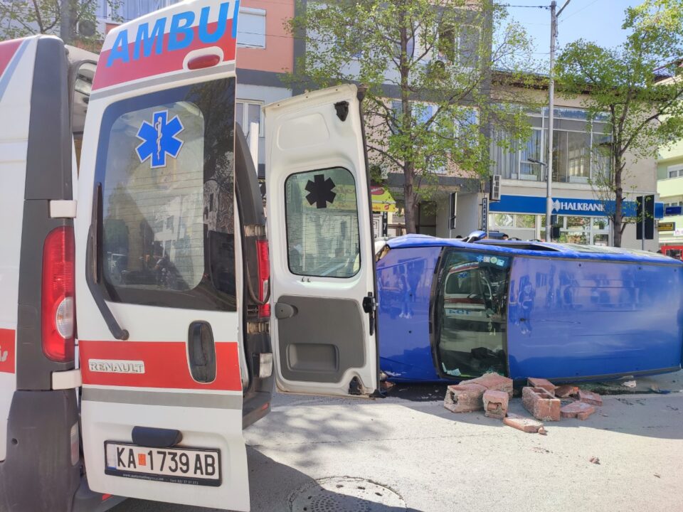 Видно вознемирен сведок пренесен во болница откако пред него се преврте автомобил